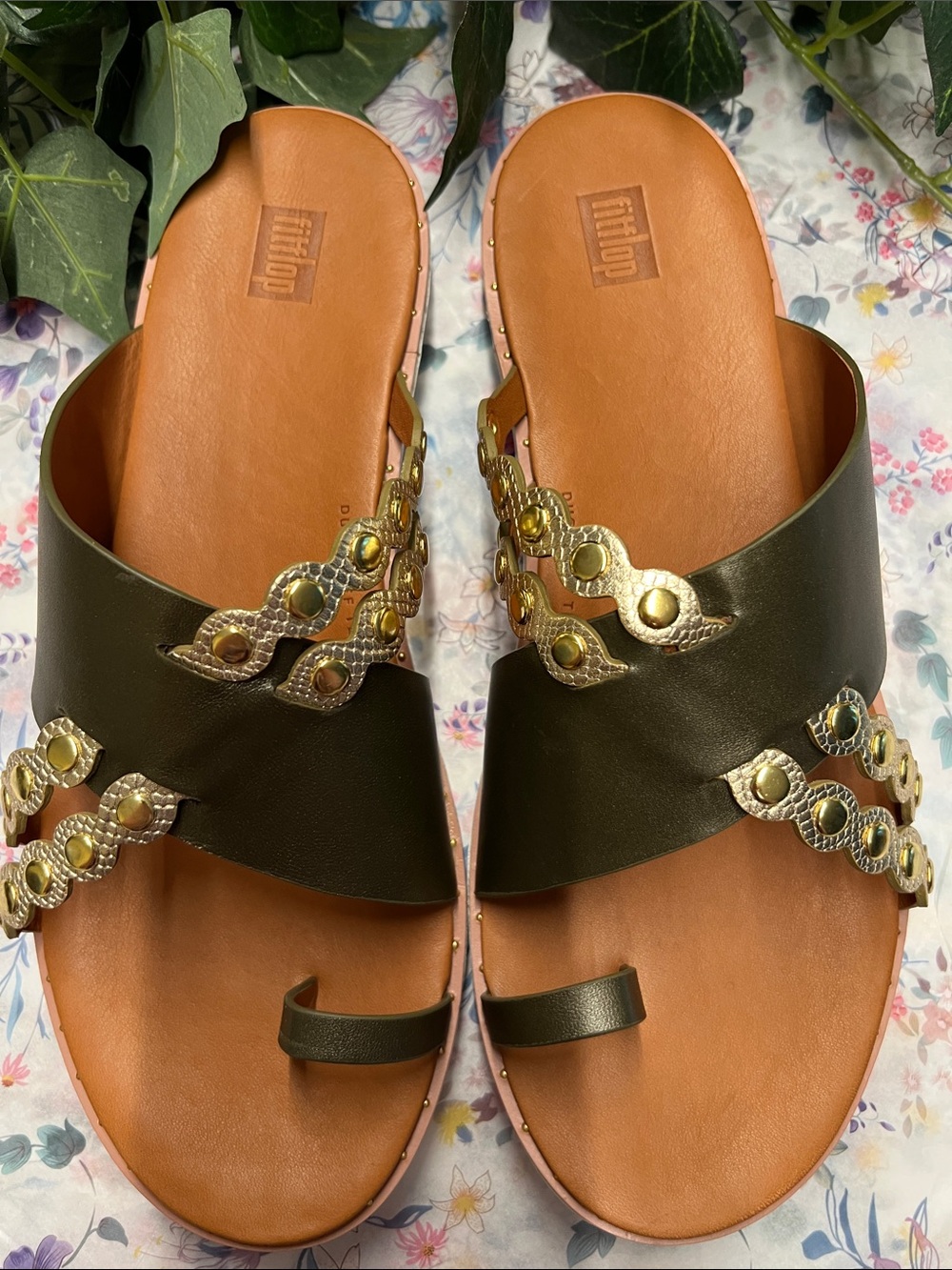 NIB-Fitflop Avocado & Tan Leather Toe Post Sandals With Gold Scallops Size 10 - Picture 11 of 16